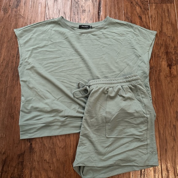 NWOT! Athleta Sage Green Relaxed Set size XL - Picture 1 of 1